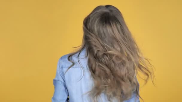 Genç Kız Ile Oynarken Etrafında Dönen Gülümseyen Kıllar Sarı Arka — Stok video