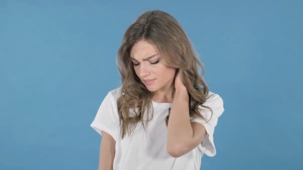Junges Mädchen Mit Nackenschmerzen Blauer Hintergrund — Stockvideo