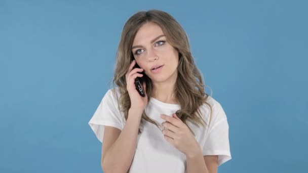 Jovencita Hablando Smartphone Aislado Sobre Fondo Azul — Vídeos de Stock