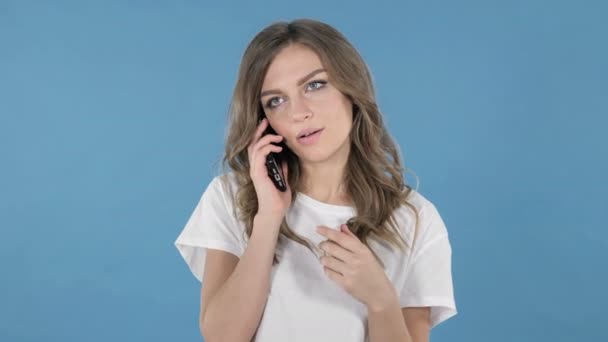 Ragazza Che Parla Smartphone Isolato Sfondo Blu — Video Stock