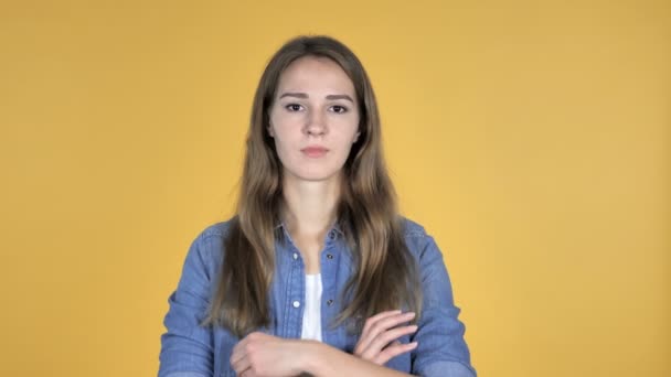 Triste Perturbado Bonita Mulher Isolado Fundo Amarelo — Vídeo de Stock