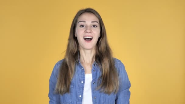 黄色の背景に分離されたジェスチャー親指きれいな女性 — ストック動画