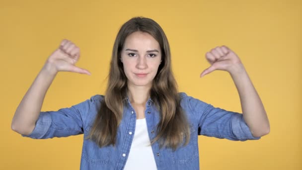 美丽的女人在黄色背景中被隔离的大拇指 — 图库视频影像