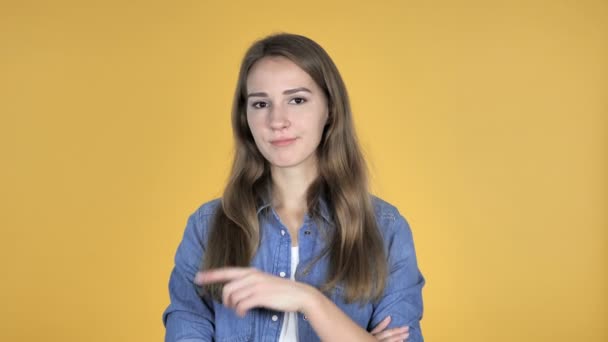 Mujer Bonita Agitando Dedo Para Rechazar Aislado Sobre Fondo Amarillo — Vídeo de stock