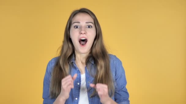 Gelukkig Verbaasd Mooie Vrouw Verrast Door Gift Geïsoleerd Gele Achtergrond — Stockvideo