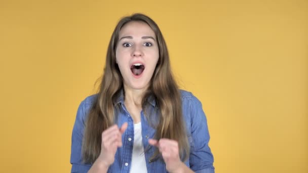 Mujer Bonita Sorprendida Feliz Sorprendida Por Regalo Aislado Sobre Fondo — Vídeo de stock