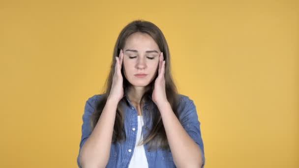 Mujer Bonita Con Dolor Cabeza Aislada Sobre Fondo Amarillo — Vídeos de Stock