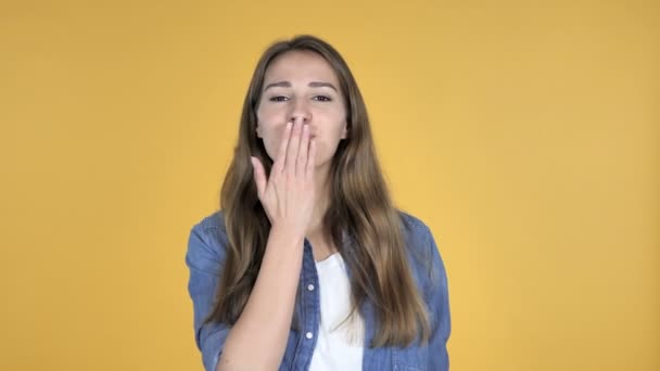 Flying Kiss Door Mooie Vrouw Geïsoleerd Gele Achtergrond Draaien — Stockvideo