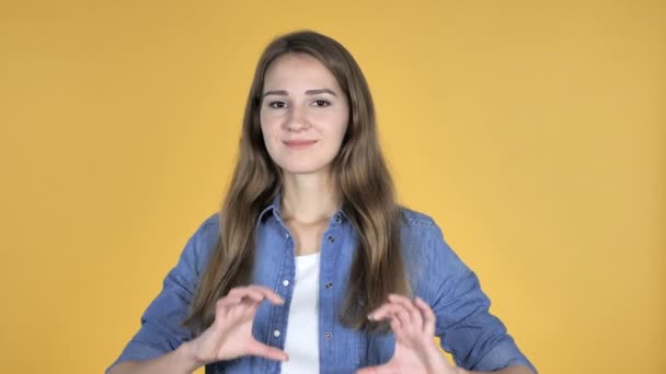 Handgemachtes Herz Von Hübscher Frau Isoliert Auf Gelbem Hintergrund — Stockvideo