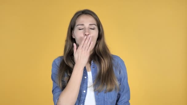 Hübsche Frau Gähnt Und Dehnt Körper Isoliert Auf Gelbem Hintergrund — Stockvideo