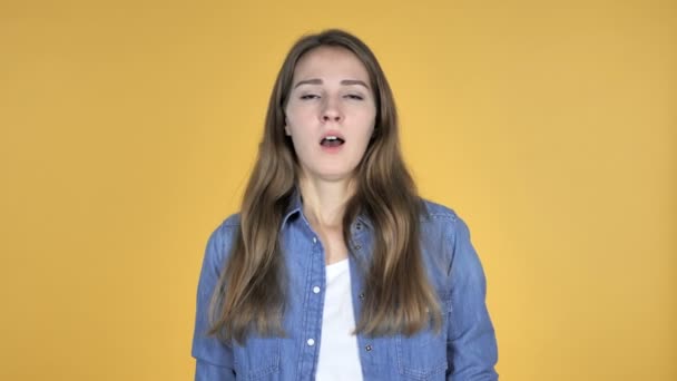 Mujer Bonita Estornudando Aislada Sobre Fondo Amarillo — Vídeo de stock
