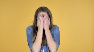 Gizlemek ve aramak, güzel kadın gülümseyen yüzünü elleri ile gizleme