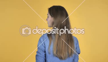 Güzel kadın üzerinde sarı arka plan etrafında dönen ve gülümseyen izole