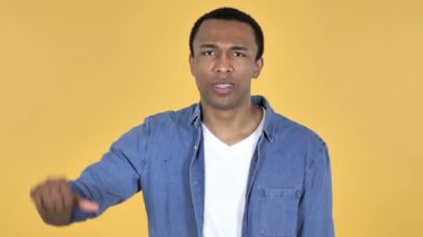Afrika delikanlı el başparmak aşağı sarı arka plan üzerinde izole