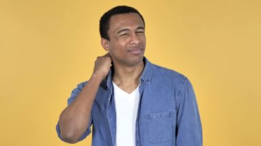 Boyun ağrısı, sarı arka plan ile Afrika delikanlı