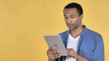 Internet tarama, Tablet kullanarak Afrika delikanlı