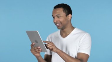 Internet tarama, Tablet kullanarak Afrika adam