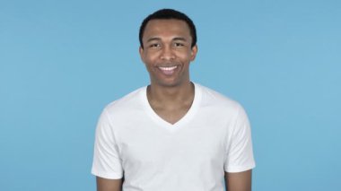 Üzerinde mavi arka plan izole gülümseyen Afrika adam