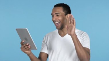Üzerinde mavi arka plan izole Tablet ile Afrika adam tarafından görüntülü sohbet