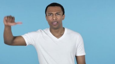 Afrika adam el başparmak aşağı üzerinde mavi arka plan izole