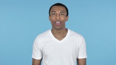 Afrika adam üzerinde mavi arka plan izole hoş geldiniz için el sallayarak