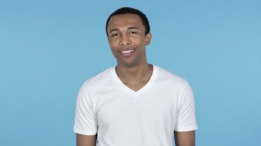 Afrika adam müşteriler üzerinde mavi arka plan izole iki eliyle davet