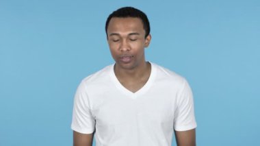 Afrika delikanlı üzerinde mavi arka plan izole el yapımı dürbün ile arama
