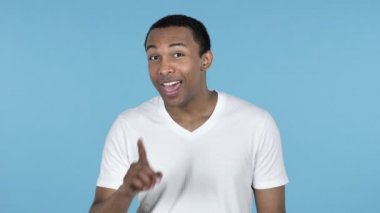 Afrika adam el hareketi sessizlik, parmak dilinde, mavi arka plan