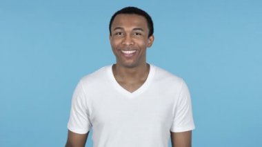 Bize ulaşın, jest Afrika adam mavi arka plan ile ara