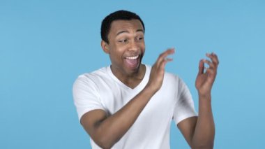 Afrika adam alkış, alkış izole mavi arka plan üzerinde