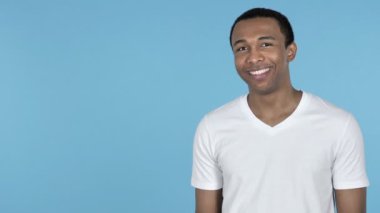 Afrikalı adamın parmak tarafında, mavi arka plan ile işaret