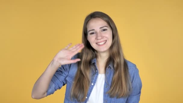 Parler Chat Vidéo Par Pretty Woman Isolé Sur Fond Jaune — Video