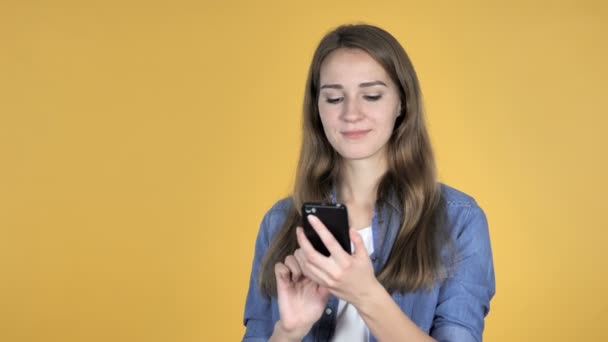 Mujer Bonita Emocionada Por Éxito Mientras Usa Smartphone Aislado Sobre — Vídeos de Stock