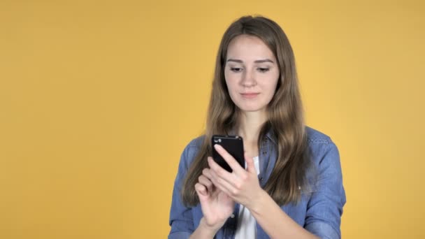 Pretty Woman Šoku Při Použití Smartphone Izolované Žlutém Podkladu — Stock video