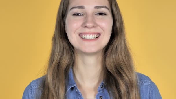 Gros Plan Sourire Jolie Femme Isolée Sur Fond Jaune — Video