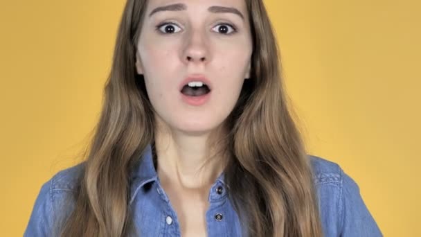 Sluiten Van Pretty Woman Shock Geïsoleerd Gele Achtergrond Benieuwd — Stockvideo