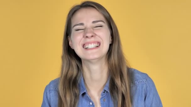 Ładna Kobieta Śmiejąc Się Żart Białym Tle Żółtym Tle — Wideo stockowe