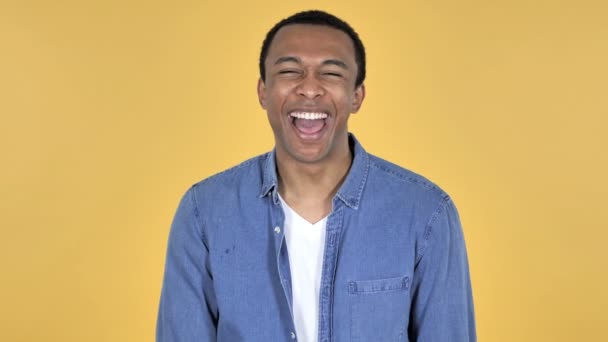 Lachen Gelukkig Afrikaanse Man Geïsoleerd Gele Achtergrond — Stockvideo