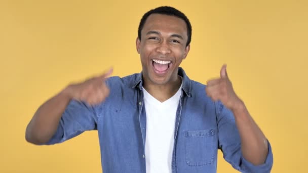 Afrikaanse Jongeman Gebaren Thumbs Geïsoleerd Gele Achtergrond — Stockvideo