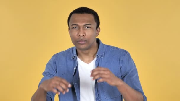 Unga Afrikanska Man Söker Med Handgjorda Kikare Isolerad Gul Bakgrund — Stockvideo