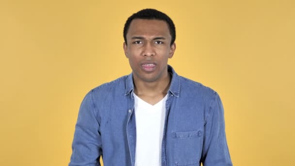 Gritando Irritado Jovem Africano Homem Isolado Fundo Amarelo — Vídeo de Stock