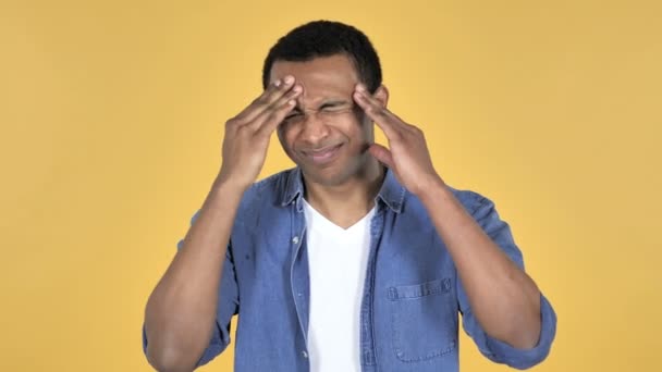 黄色の背景に分離された頭痛をもつアフリカ青年 — ストック動画