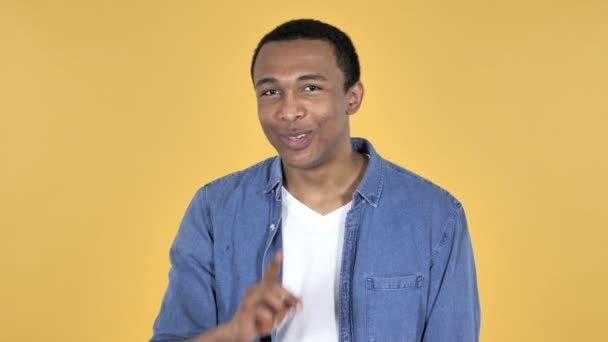 年轻的非洲男人手势沉默 嘴唇上的手指 黄色背景 — 图库视频影像
