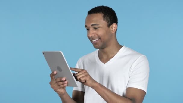 Αφρικανική Άνθρωπος Περιήγηση Στο Διαδίκτυο Χρησιμοποιώντας Tablet — Αρχείο Βίντεο