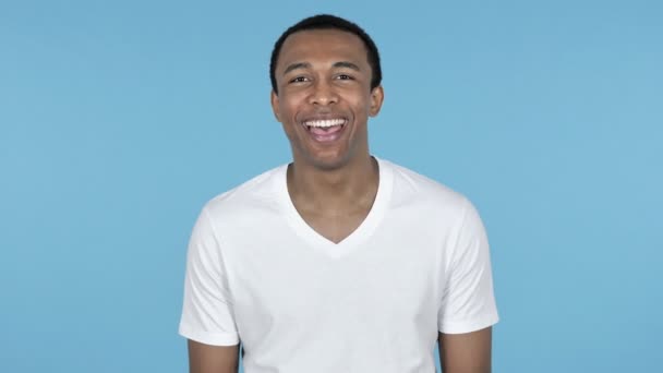 Grappig Lachen Afrikaanse Jongeman Geïsoleerd Blauwe Achtergrond — Stockvideo
