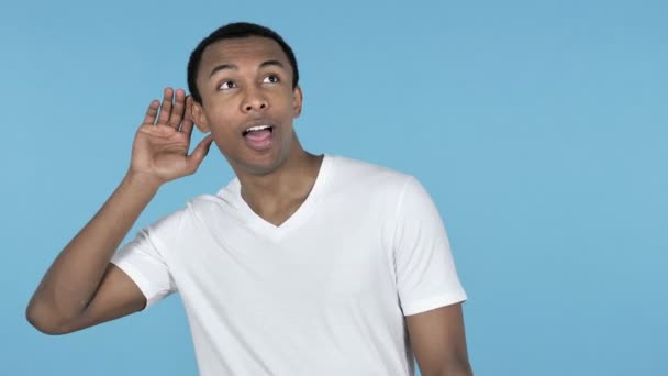 Hombre Africano Escuchando Secreto Pie Aislado Sobre Fondo Azul — Vídeos de Stock