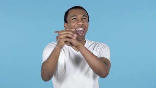Agradado Sorrindo Jovem Africano Dançando Isolado Fundo Azul — Vídeo de Stock
