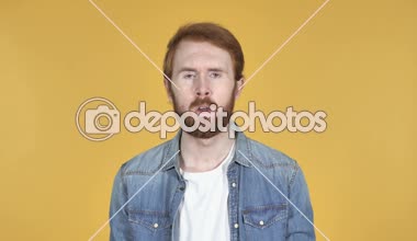 Kızıl saçlı adam el hareketi başarısızlık ve sarı zemin üzerine izole sorunlar