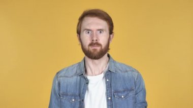 Sarı arka plan üzerinde izole öfkeli Kızıl saçlı adam çığlık