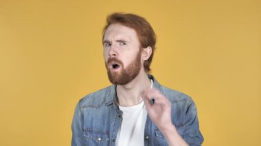 Güzel kadın gizli duran sarı arka plan üzerinde izole dinleme